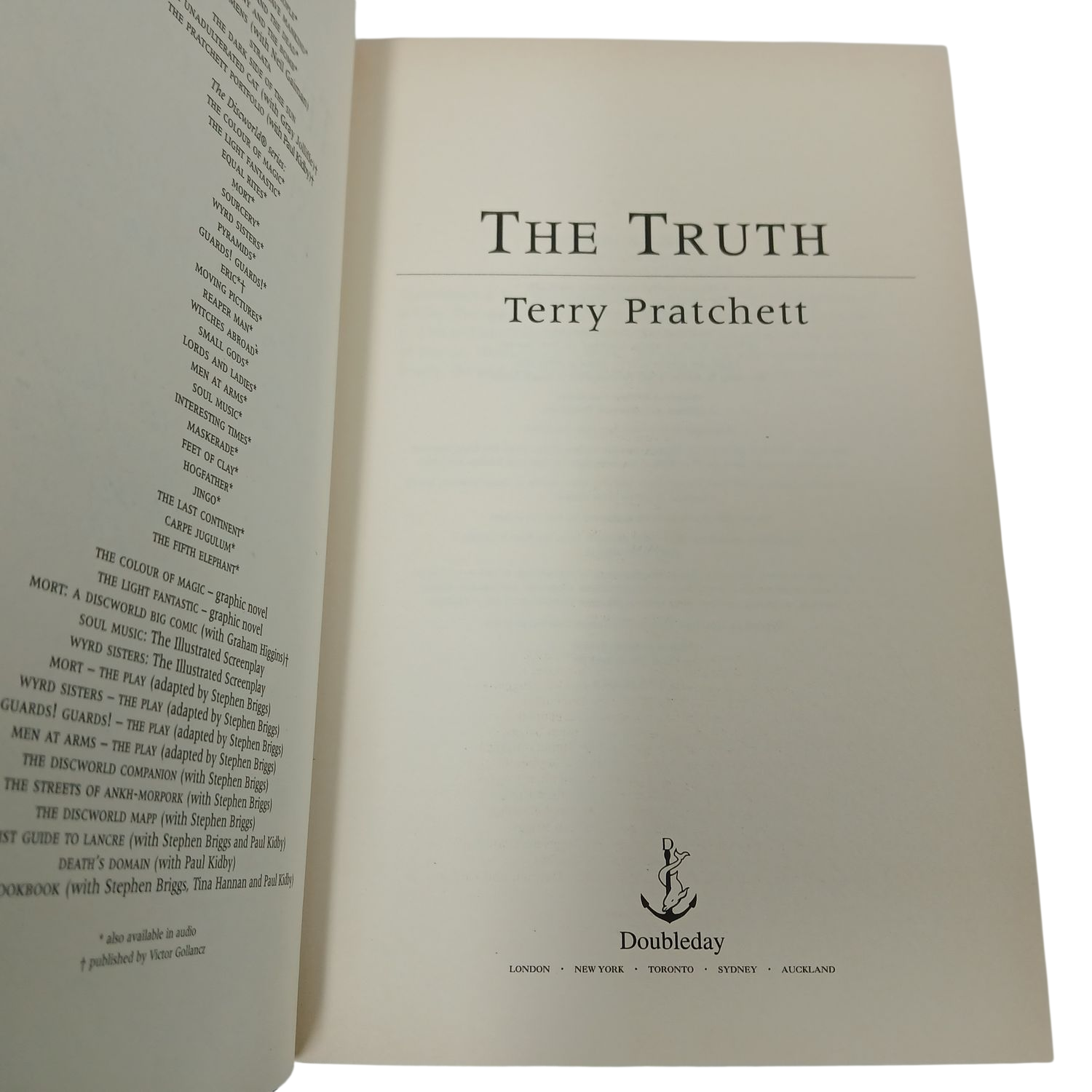 Terry Pratchett - The Truth (Discworld, Hardcover) 1st Edition 2000